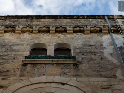 ...sovrastate da un cornicione ad archetti trilobati